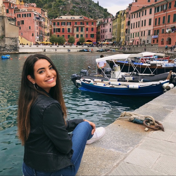 Meet your Posher! - Picture 3 of 5